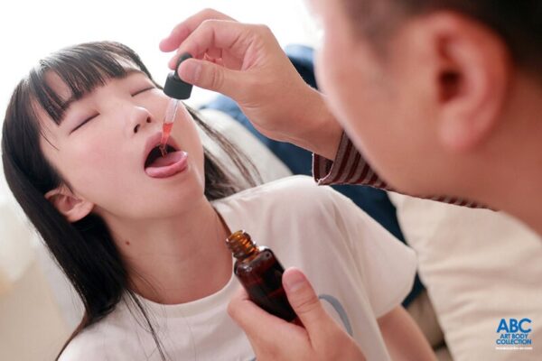 152cmのスレンダー美女・伊織ひなのが媚薬×ごっくん×キモオジ×嗅覚責めに遭うAVをレビュー